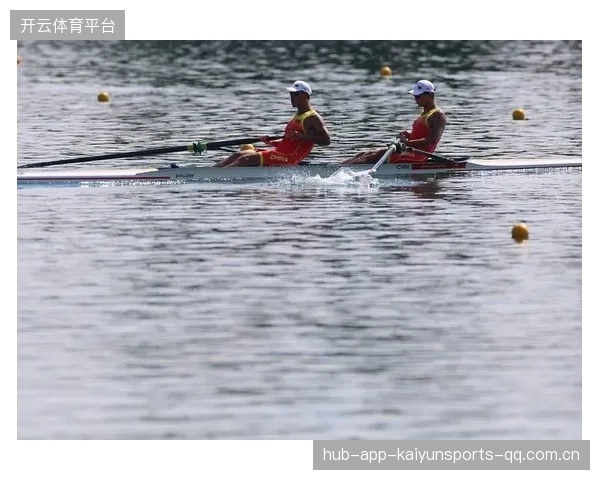 赛艇双人无舵手节奏同步推进——两人心跳合拍的力量