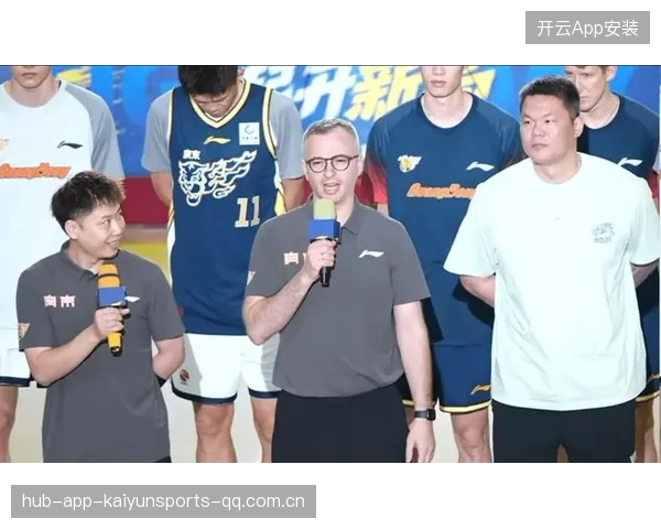 广东新帅压力拉满：从“新人”到“球王”的逆袭之路